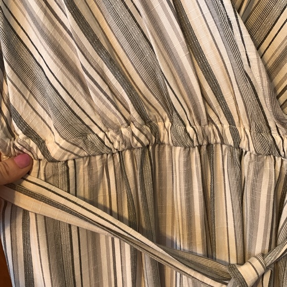 Gray and white striped gap sleeveless jumpsuit with tie belt and wide legs 😍😍 - Picture 9 of 14